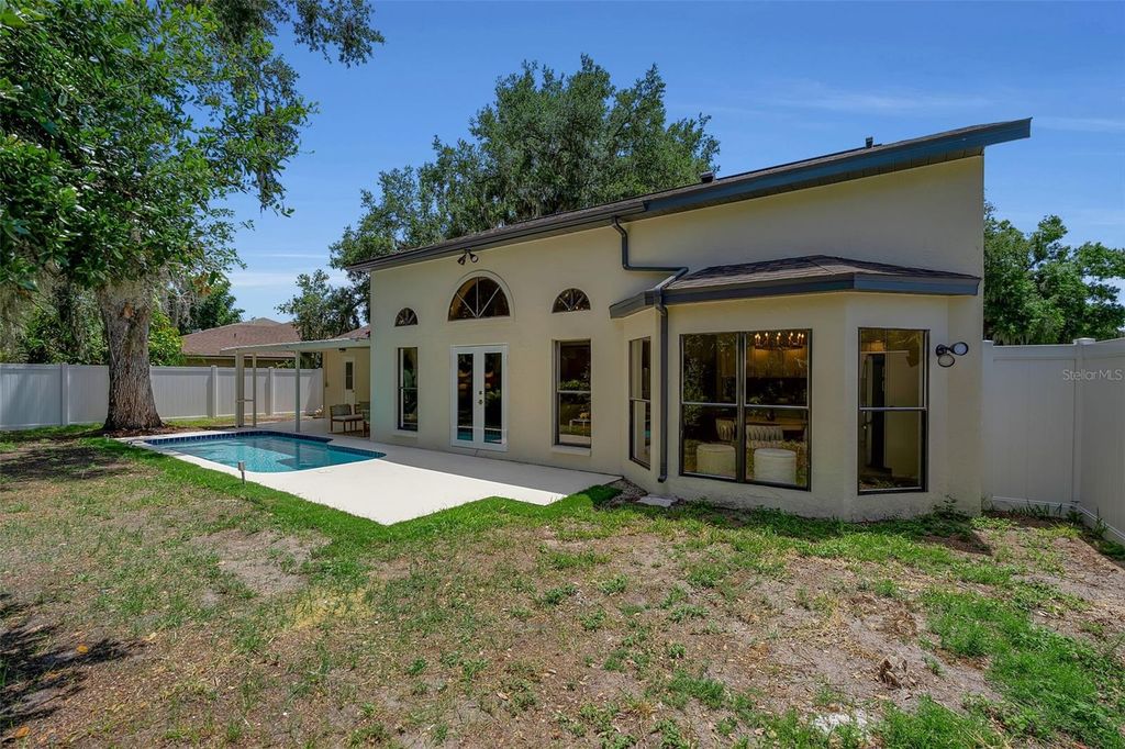 Image 6 of property listing at 1005 GREYSTONE LANE, Sarasota, FL 34232