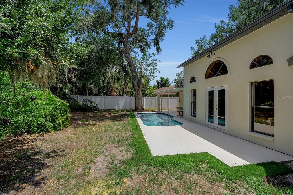 Image 7 of property listing at 1005 GREYSTONE LANE, Sarasota, FL 34232