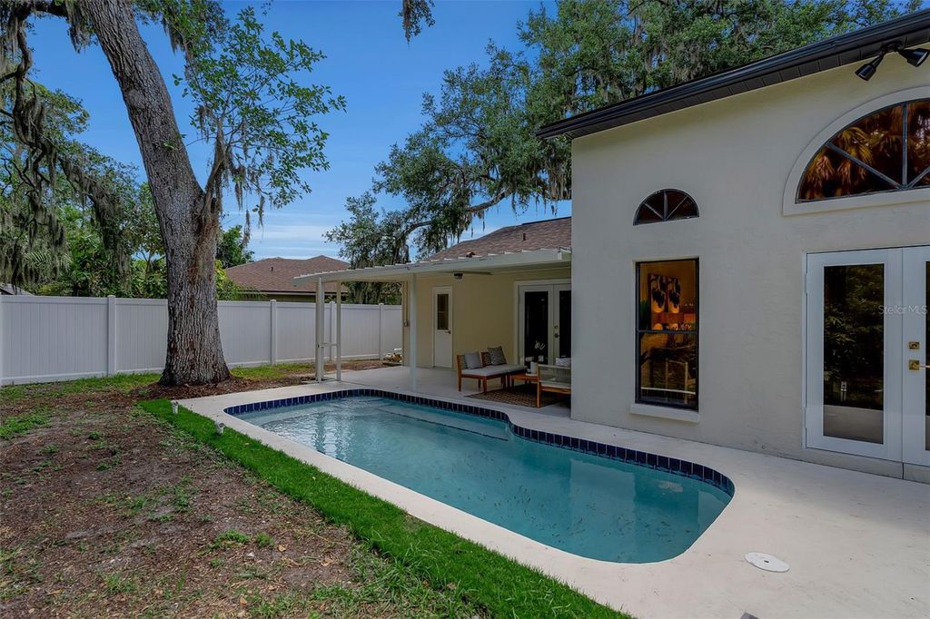 Image 8 of property listing at 1005 GREYSTONE LANE, Sarasota, FL 34232