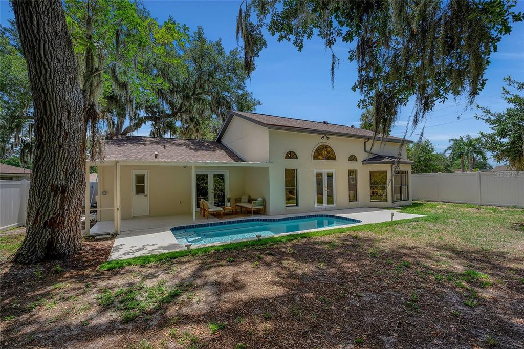 Image 9 of property listing at 1005 GREYSTONE LANE, Sarasota, FL 34232