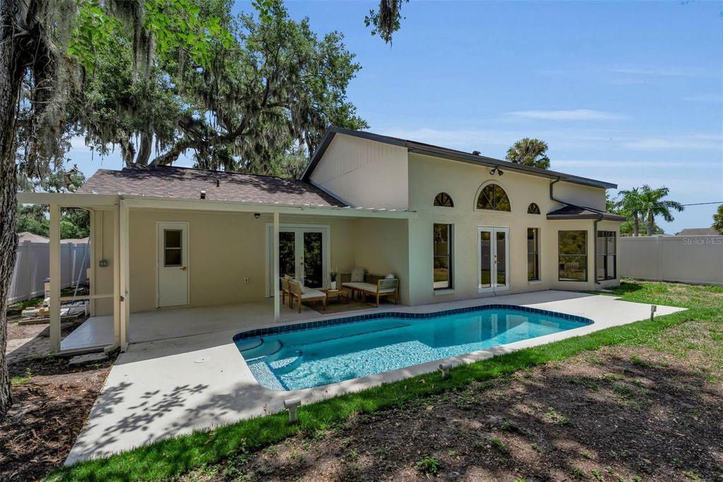 Image 10 of property listing at 1005 GREYSTONE LANE, Sarasota, FL 34232