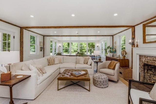 6 Curve Street, Sherborn, MA 01770