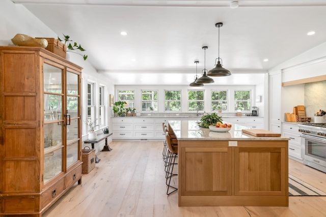 6 Curve Street, Sherborn, MA 01770
