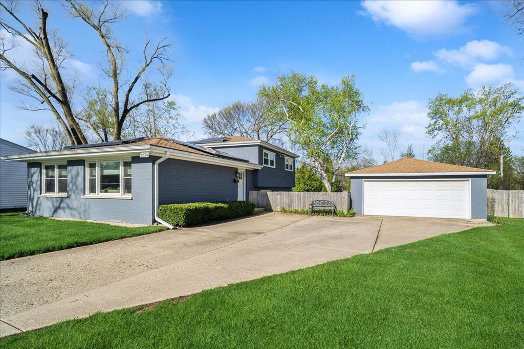 1230 Greenwood Court, Deerfield, IL 60015