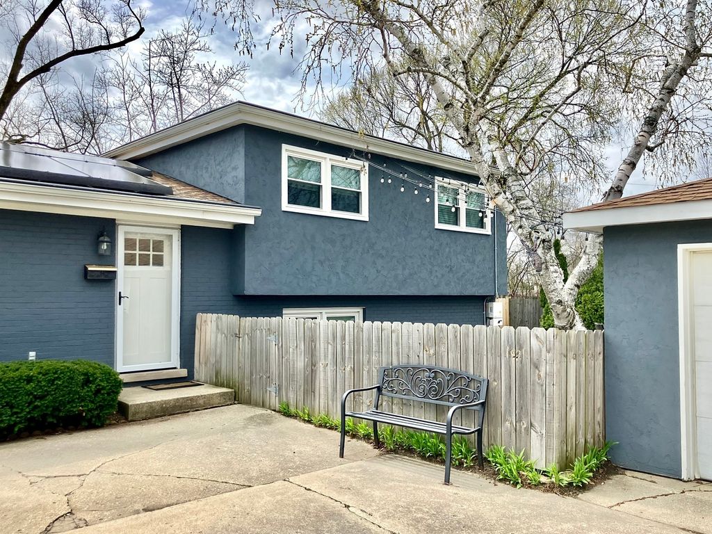 Image 2 of property listing at 1230 Greenwood Court, Deerfield, IL 60015