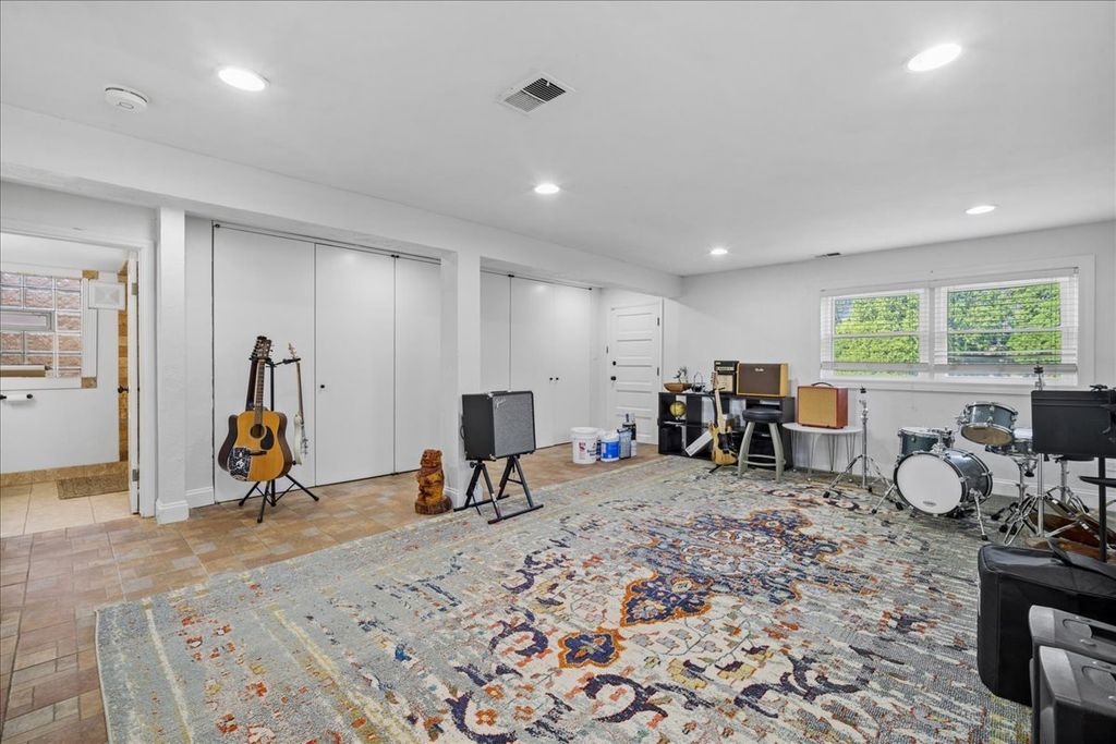 Image 20 of property listing at 1230 Greenwood Court, Deerfield, IL 60015