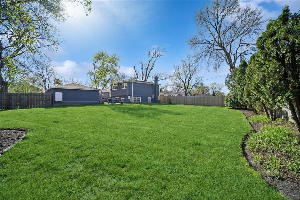 Image 4 of property listing at 1230 Greenwood Court, Deerfield, IL 60015