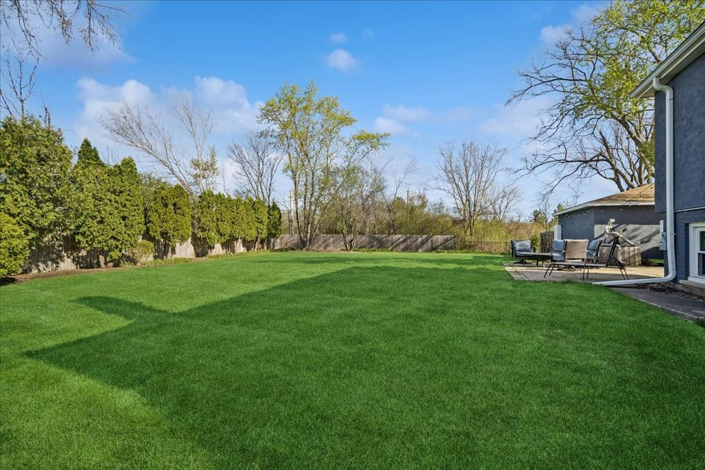 Image 6 of property listing at 1230 Greenwood Court, Deerfield, IL 60015
