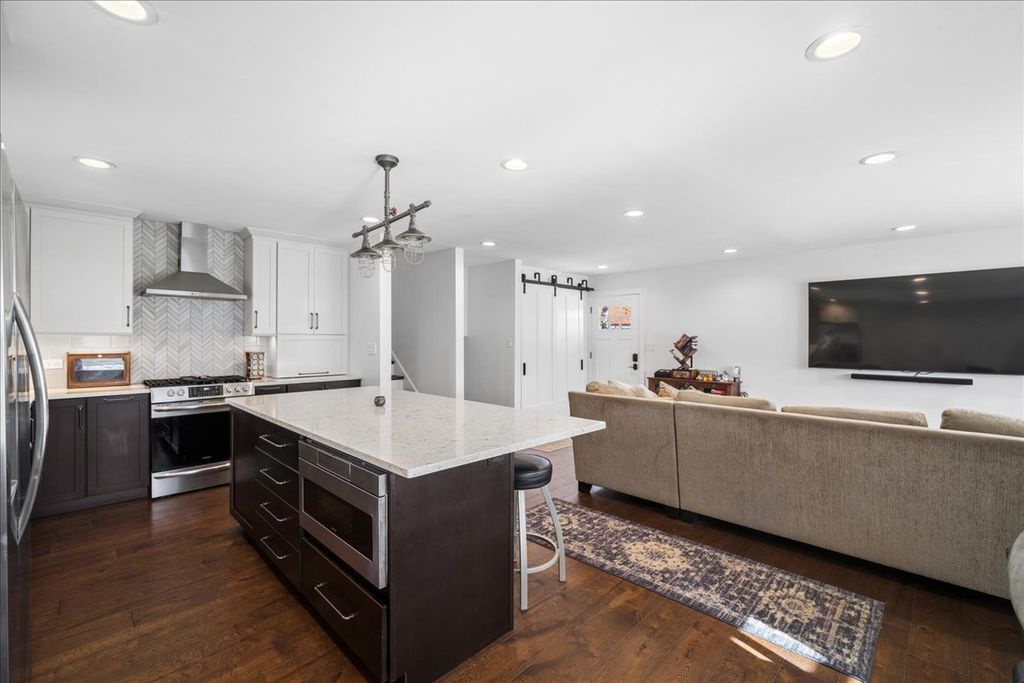 Image 9 of property listing at 1230 Greenwood Court, Deerfield, IL 60015
