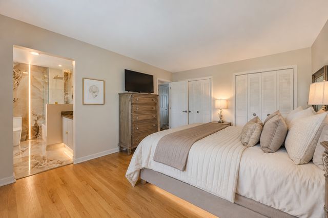 660 Versailles Circle E, Elk Grove Village, IL 60007