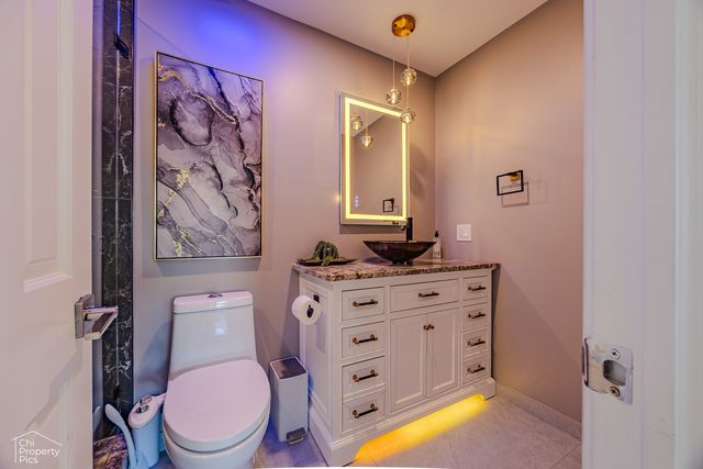 660 Versailles Circle E, Elk Grove Village, IL 60007