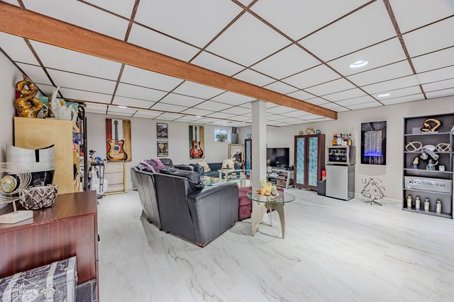660 Versailles Circle E, Elk Grove Village, IL 60007