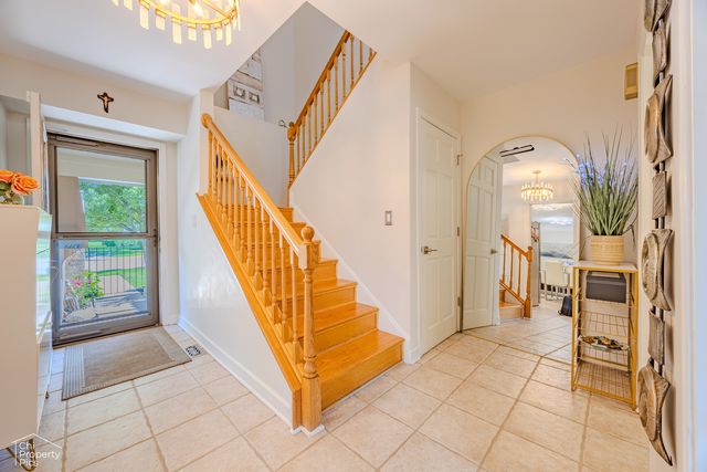 660 Versailles Circle E, Elk Grove Village, IL 60007
