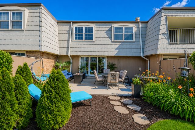 660 Versailles Circle E, Elk Grove Village, IL 60007