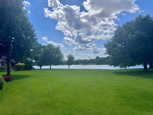 660 Versailles Circle E, Elk Grove Village, IL 60007