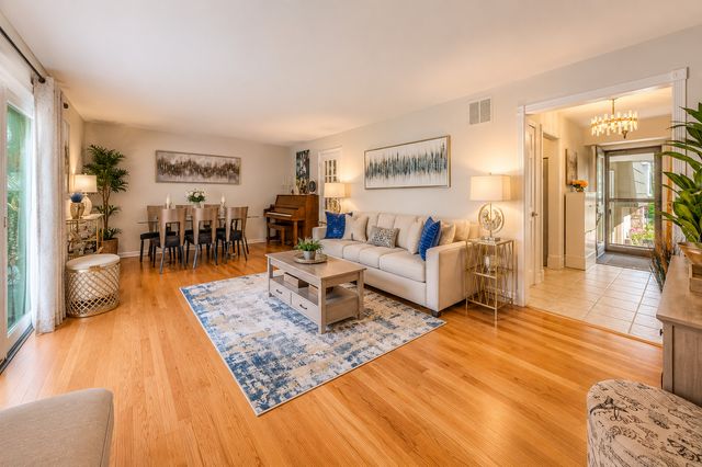 660 Versailles Circle E, Elk Grove Village, IL 60007
