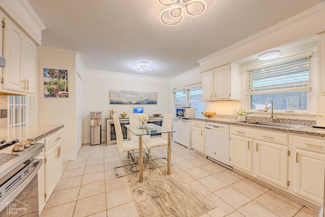 660 Versailles Circle E, Elk Grove Village, IL 60007