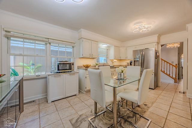 660 Versailles Circle E, Elk Grove Village, IL 60007