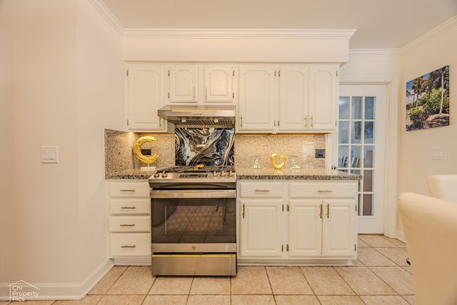 660 Versailles Circle E, Elk Grove Village, IL 60007