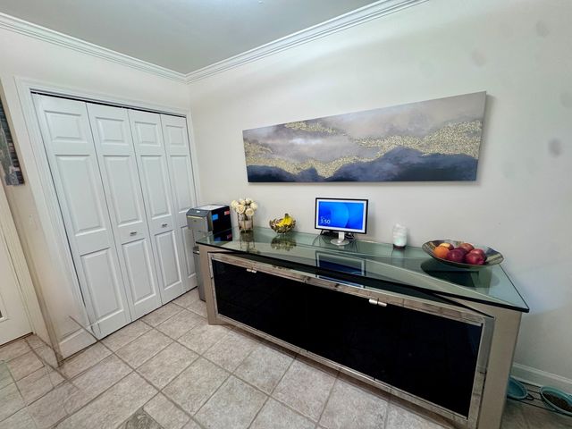 660 Versailles Circle E, Elk Grove Village, IL 60007