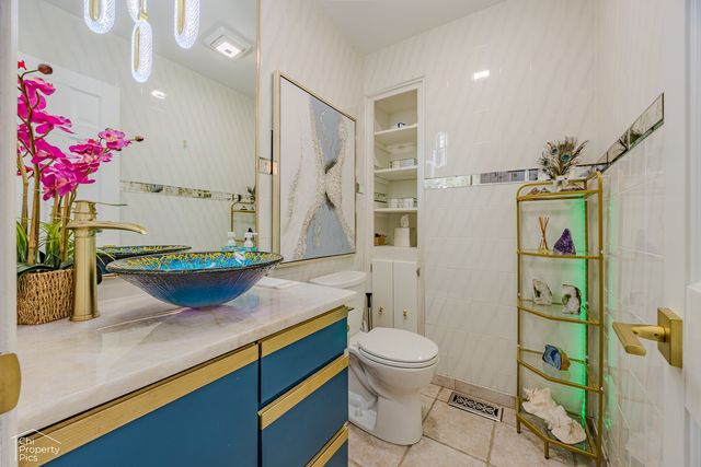 660 Versailles Circle E, Elk Grove Village, IL 60007