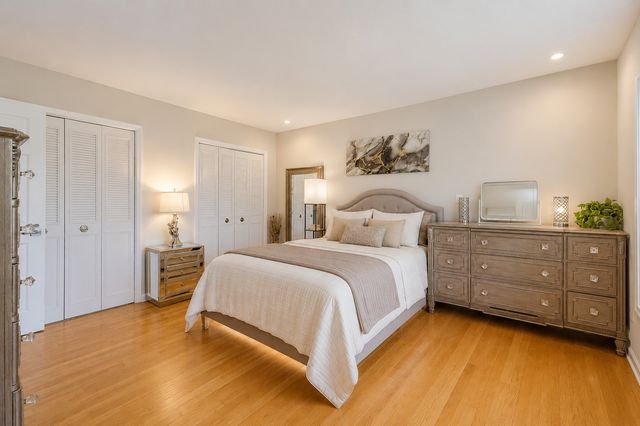 660 Versailles Circle E, Elk Grove Village, IL 60007