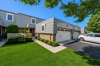660 Versailles Circle E, Elk Grove Village, IL 60007
