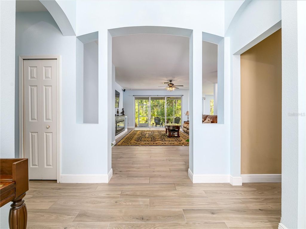 Image 2 of property listing at 10515 CANARY ISLE DRIVE, Tampa, FL 33647