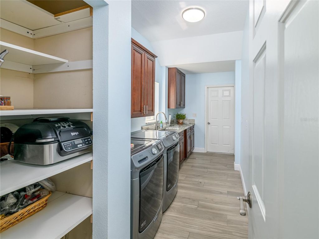 Image 12 of property listing at 10515 CANARY ISLE DRIVE, Tampa, FL 33647