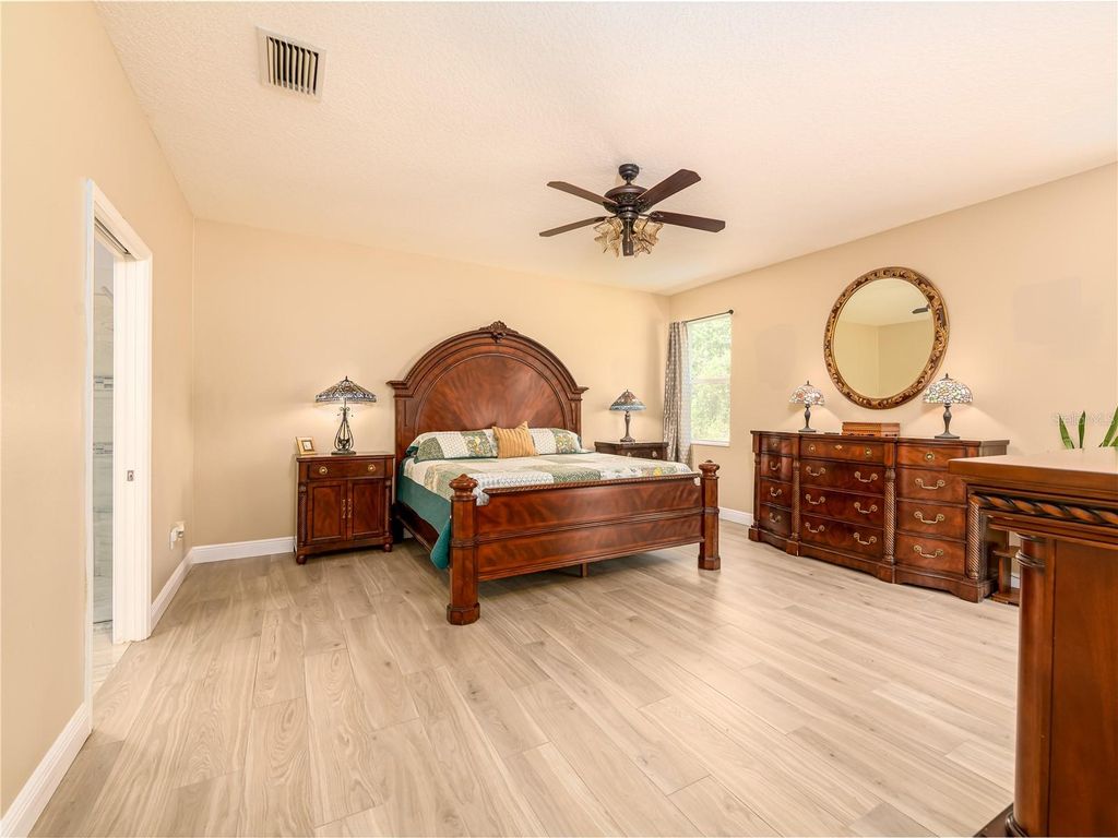 Image 17 of property listing at 10515 CANARY ISLE DRIVE, Tampa, FL 33647