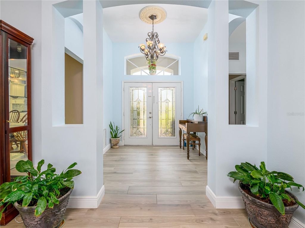 Image 3 of property listing at 10515 CANARY ISLE DRIVE, Tampa, FL 33647