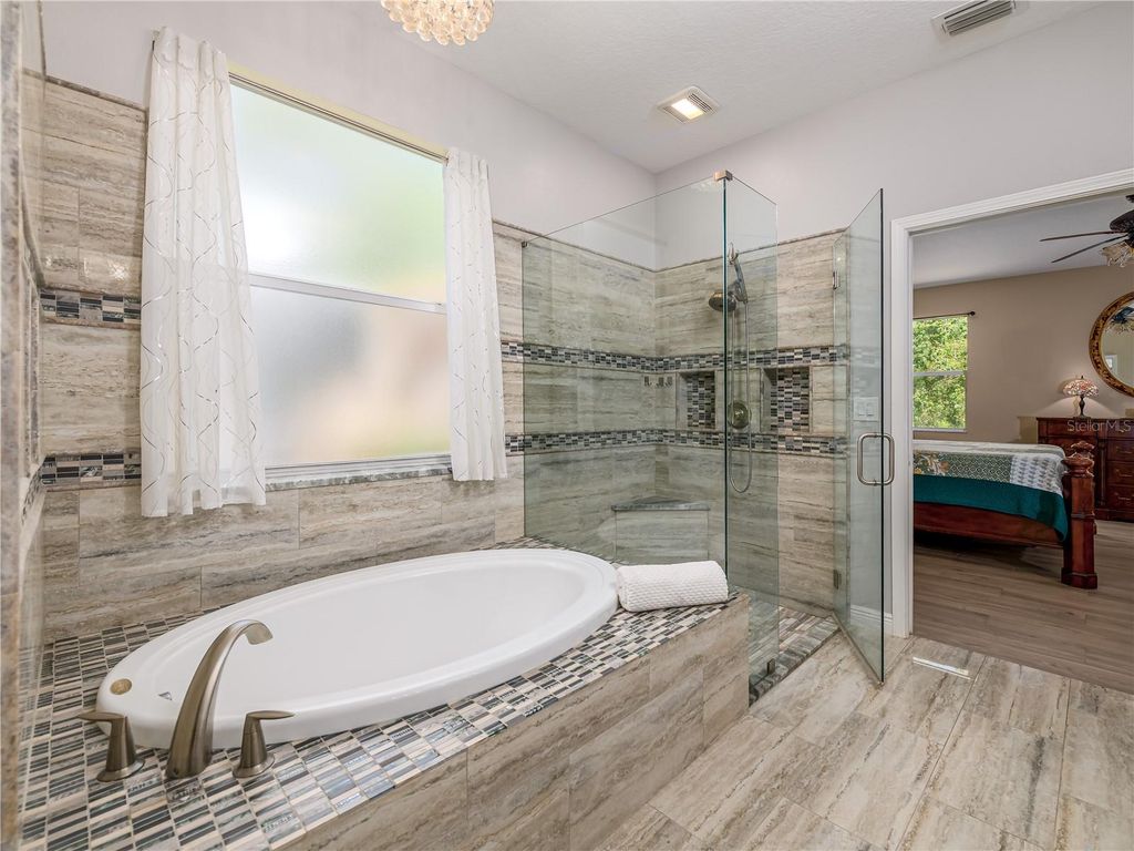 Image 22 of property listing at 10515 CANARY ISLE DRIVE, Tampa, FL 33647