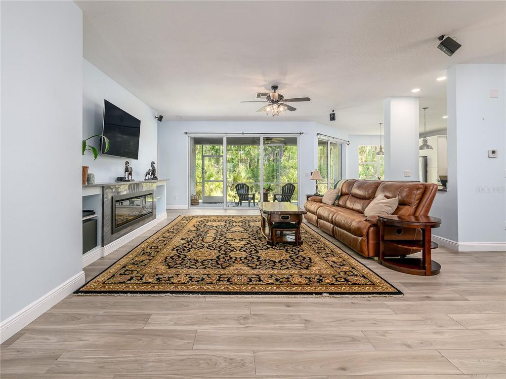 Image 4 of property listing at 10515 CANARY ISLE DRIVE, Tampa, FL 33647