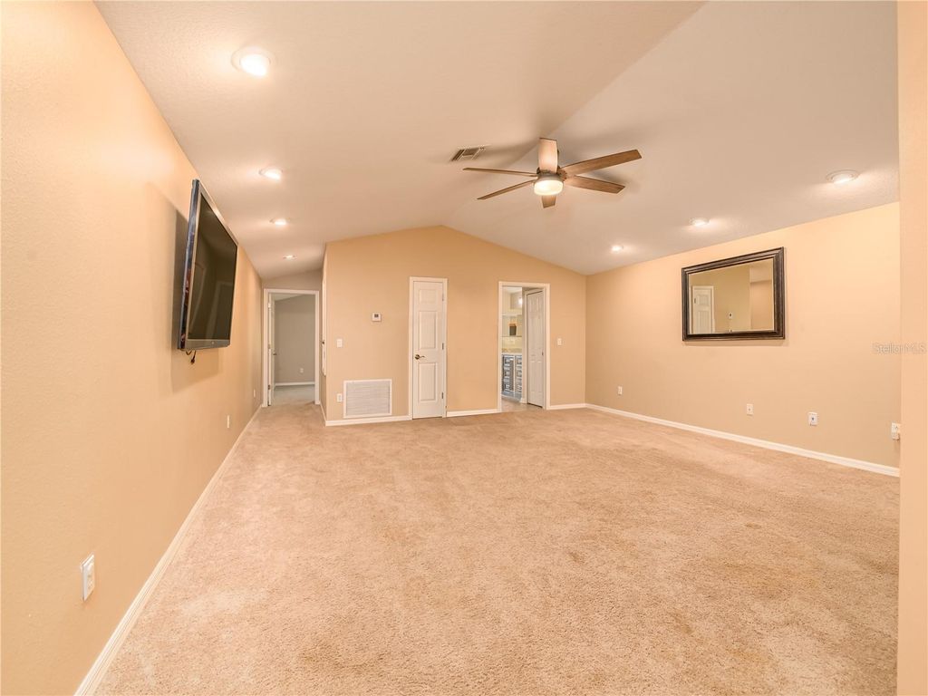 Image 35 of property listing at 10515 CANARY ISLE DRIVE, Tampa, FL 33647