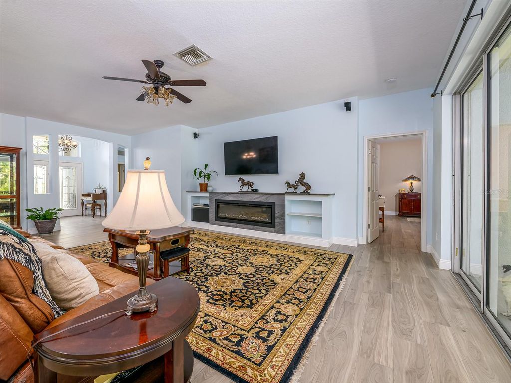 Image 6 of property listing at 10515 CANARY ISLE DRIVE, Tampa, FL 33647