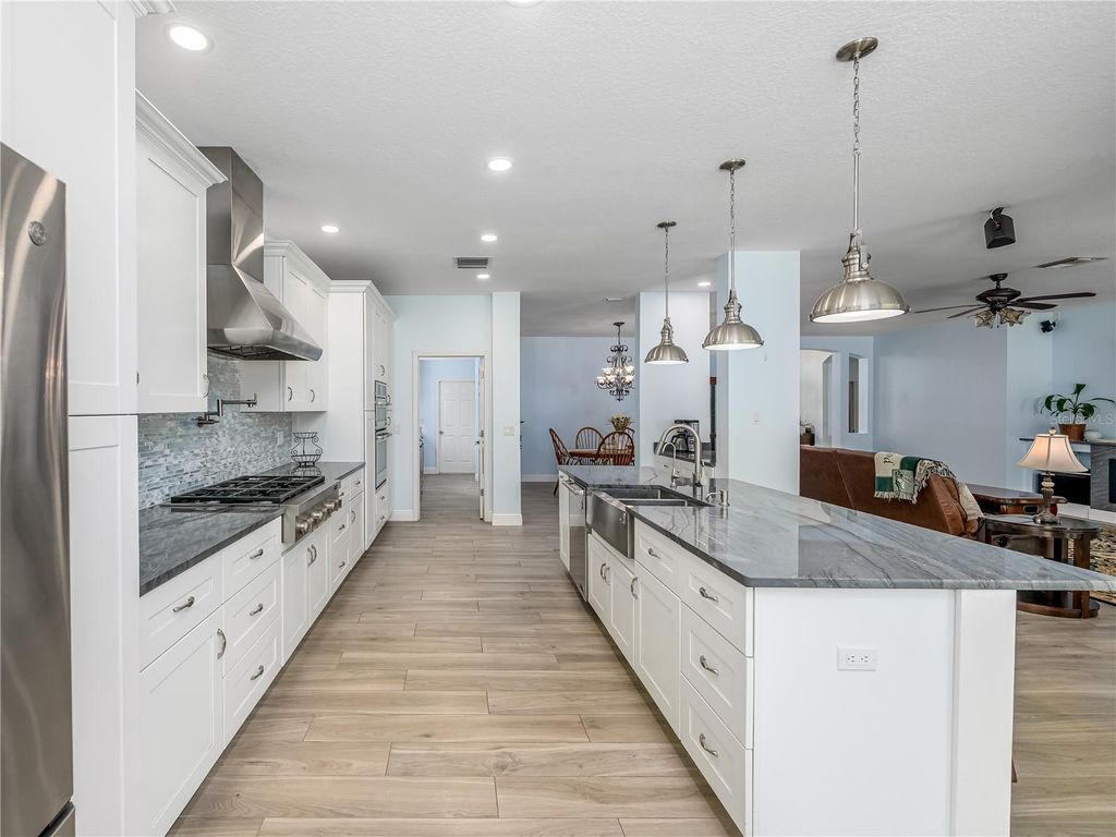 Image 9 of property listing at 10515 CANARY ISLE DRIVE, Tampa, FL 33647