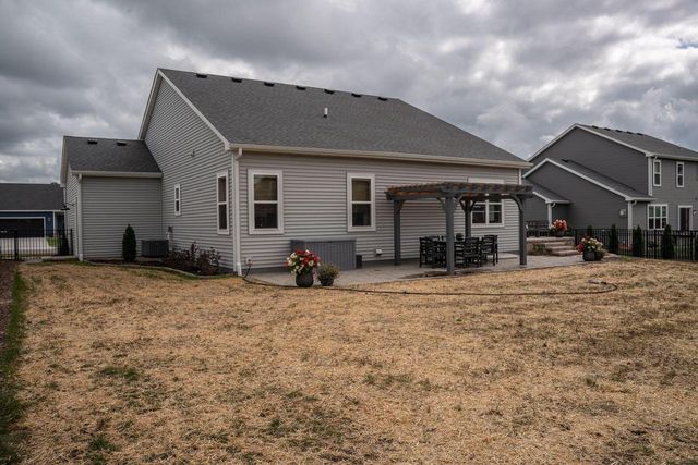 1378 Olde Highlander DRIVE, Oconomowoc, WI 53066