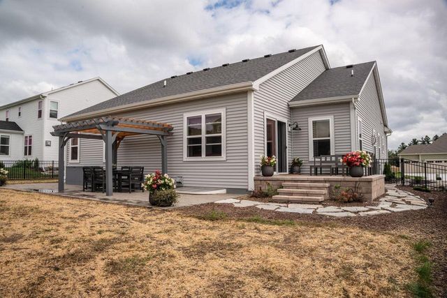 1378 Olde Highlander DRIVE, Oconomowoc, WI 53066