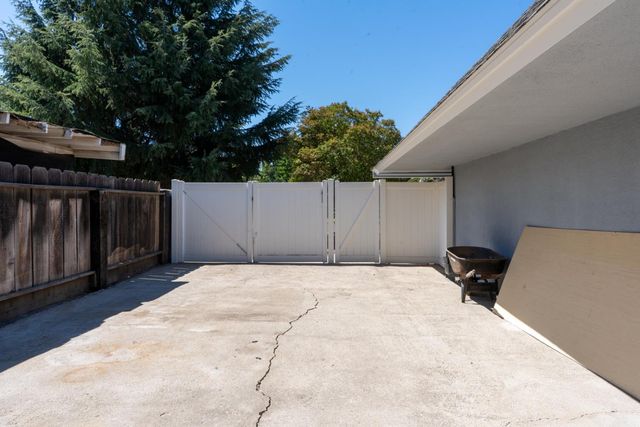 1011 Oregon Dr, Merced, CA 95340
