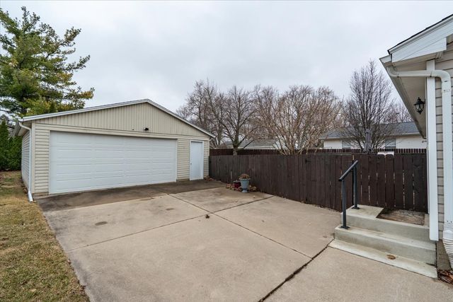 23 Geneva Court, Bloomington, IL 61704