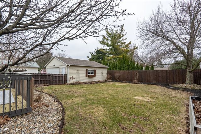 23 Geneva Court, Bloomington, IL 61704