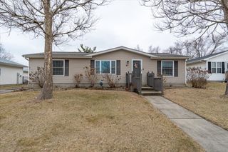 23 Geneva Court, Bloomington, IL 61704