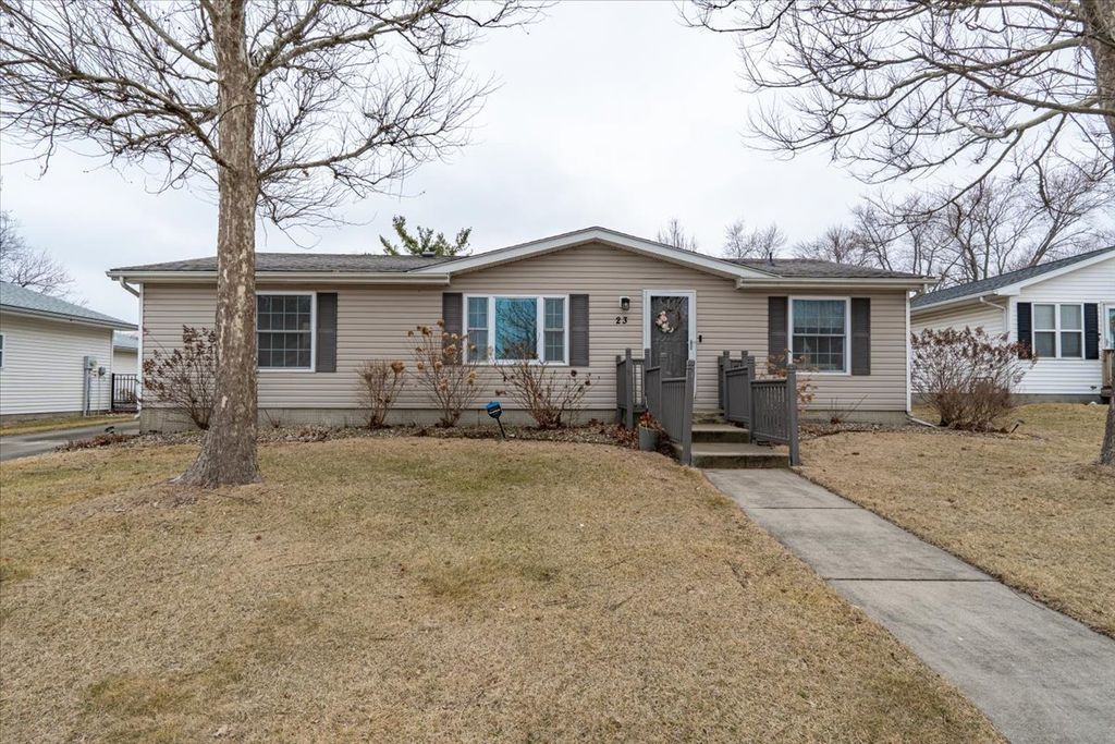 23 Geneva Court, Bloomington, IL 61704