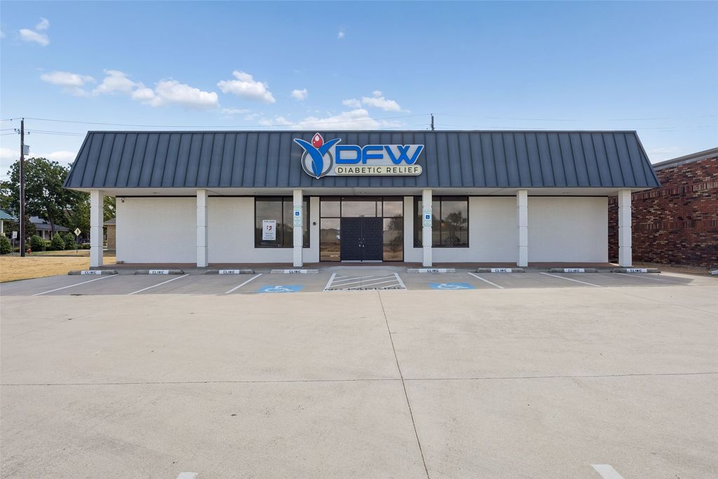 208 N Hwy 377, Roanoke, TX 76262 — exterior