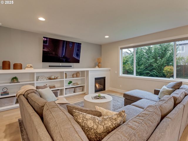 2918 N JUNIPER Dr, Newberg, OR 97132