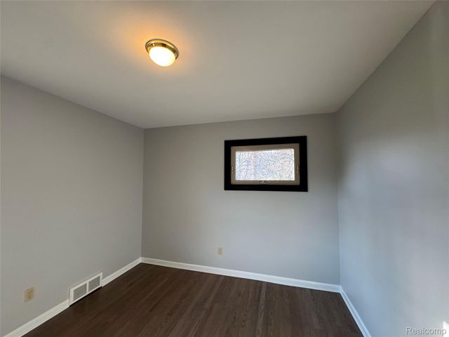 14483 Garden Street, Livonia, MI 48154