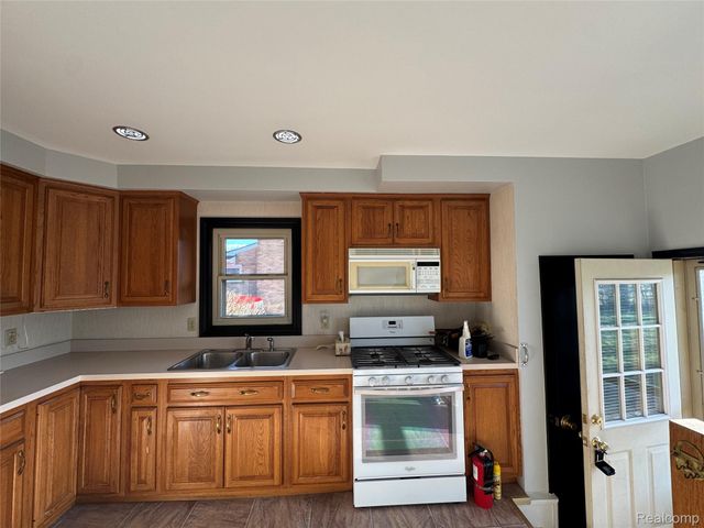 14483 Garden Street, Livonia, MI 48154