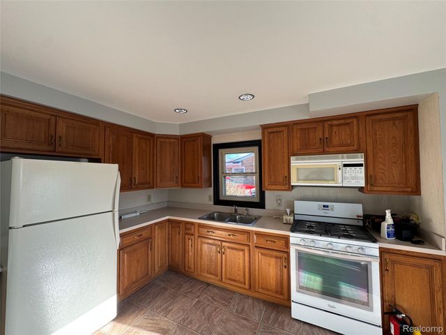 14483 Garden Street, Livonia, MI 48154