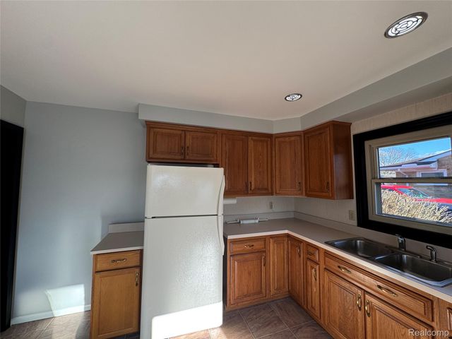 14483 Garden Street, Livonia, MI 48154