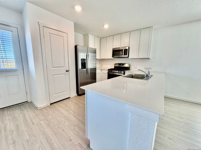 9203 Kinsel Pk, Converse, TX 78109